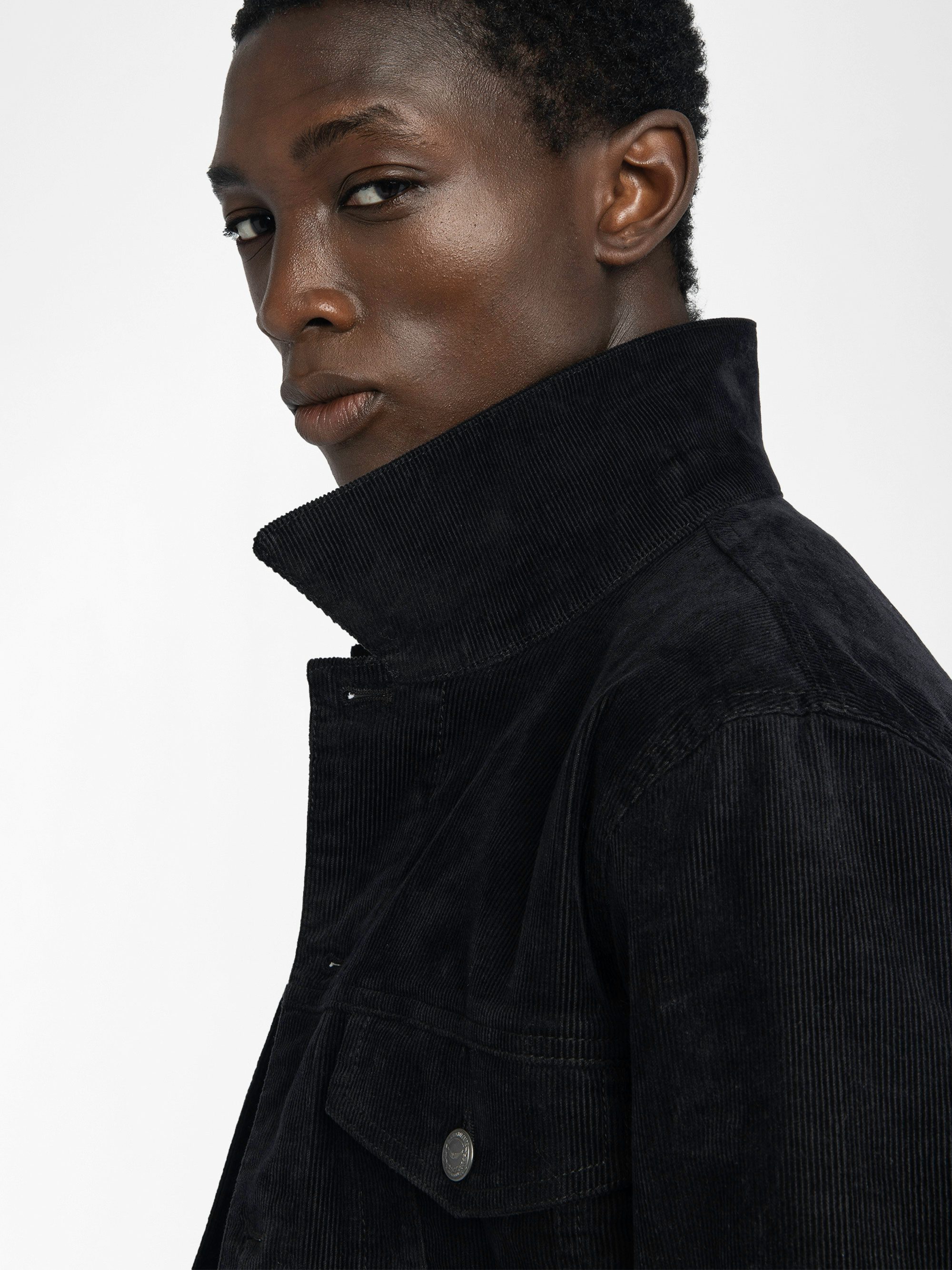 Bases Velvet Jacket - Velvet jacket, long sleeves with buttoned closure and embroidered wings on the back.